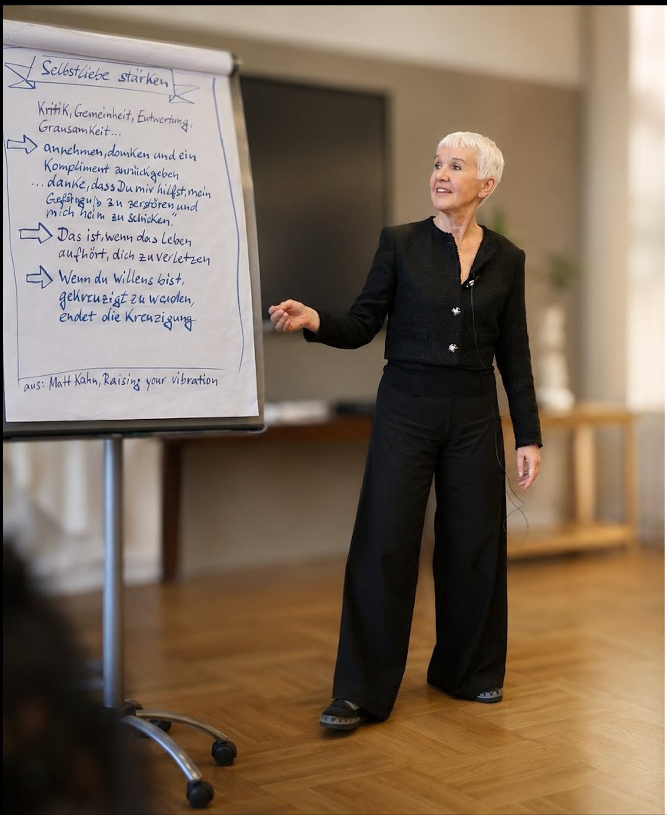 Anita Heyer am Flipchart beim DVNLP-Kongress 2025, Thema Selbstliebe stärken